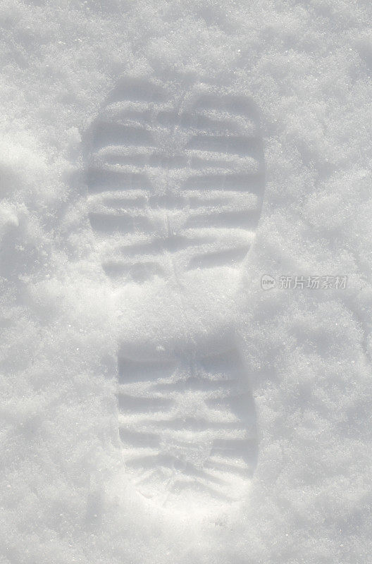 踩在雪里
