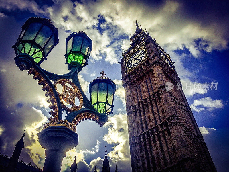 抬头看着大本钟(伊丽莎白塔)，威斯敏斯特，伦敦