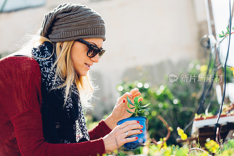 屋顶花园中鲜花盛开的美女肖像