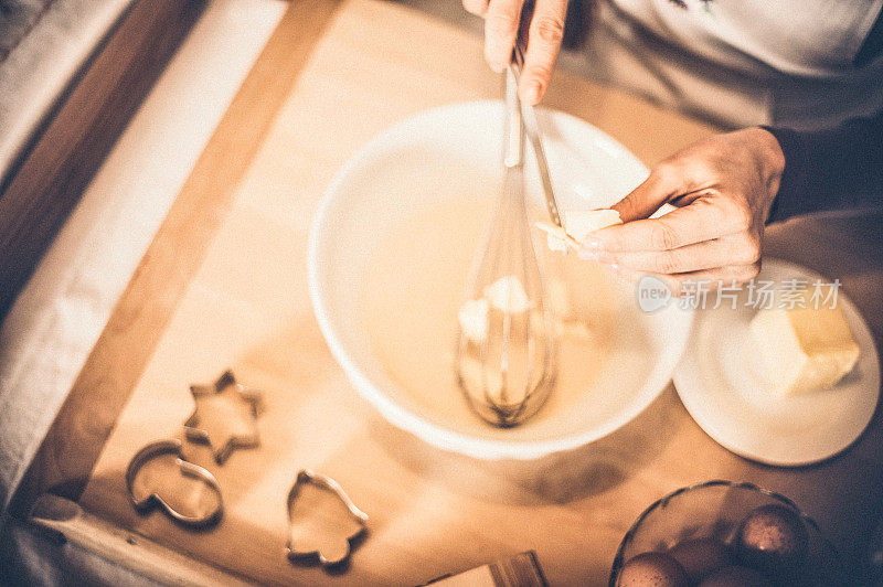 女人烤圣诞饼干