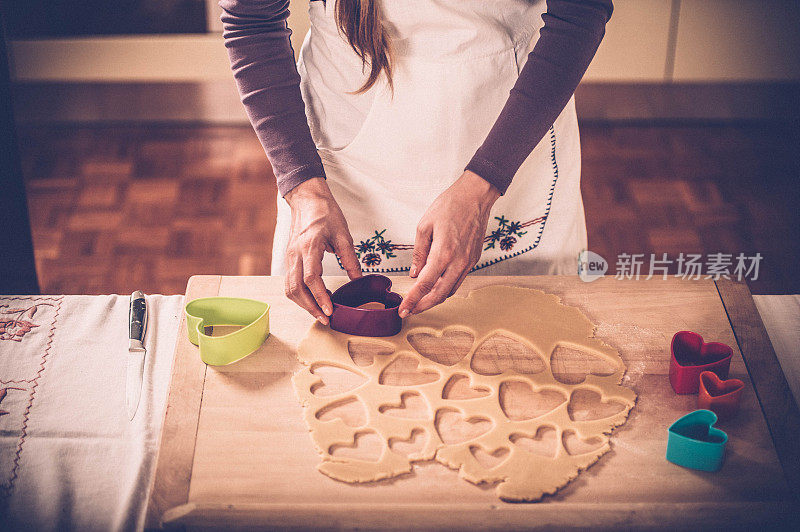 女人烤圣诞饼干