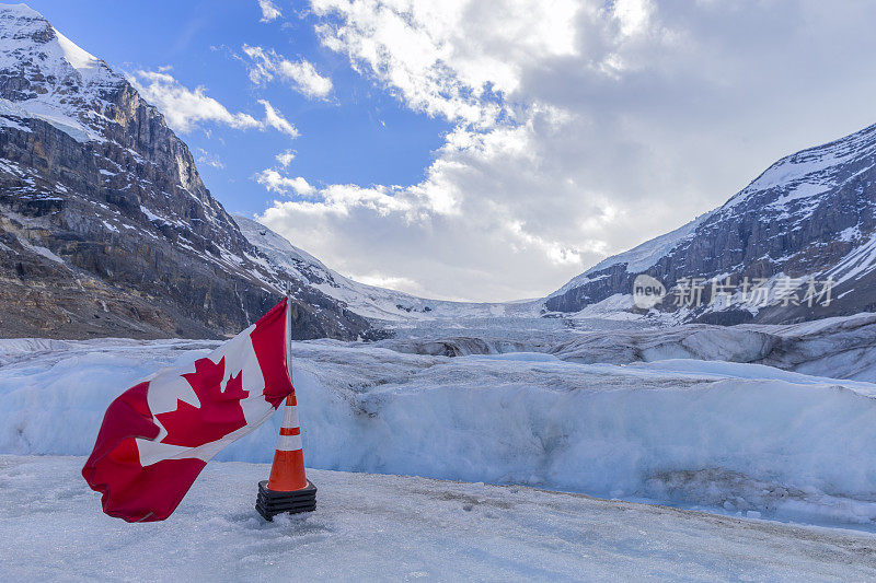 哥伦比亚冰原上的加拿大国旗-阿萨巴斯卡冰川