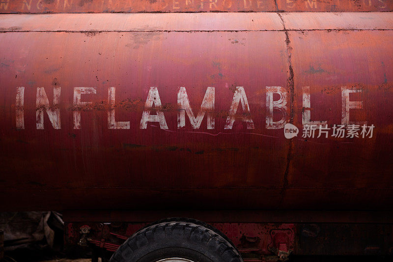 旧的红色燃料箱的侧视图。“Inflamable”