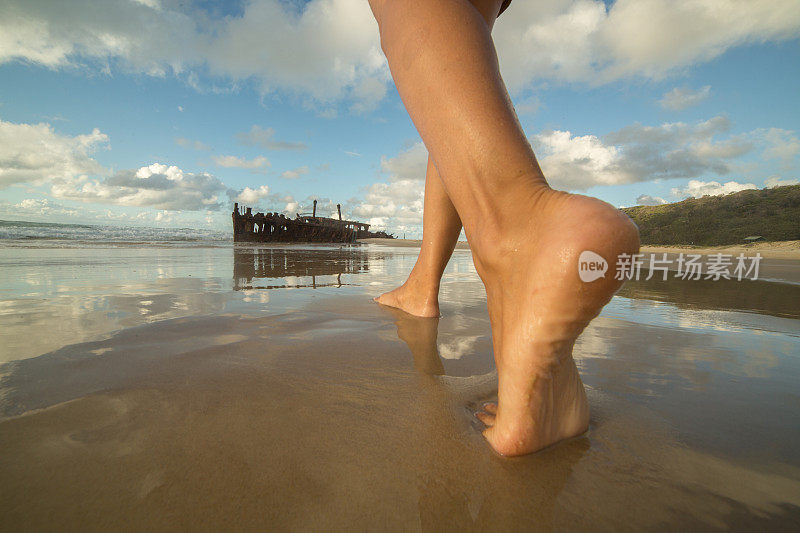 赤脚走在弗雷泽岛的海滩上