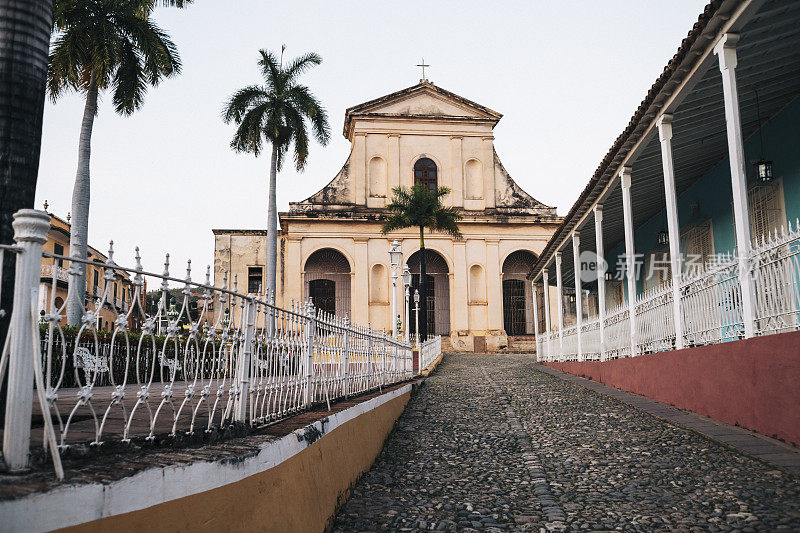 古巴特立尼达的圣三一教堂黄昏