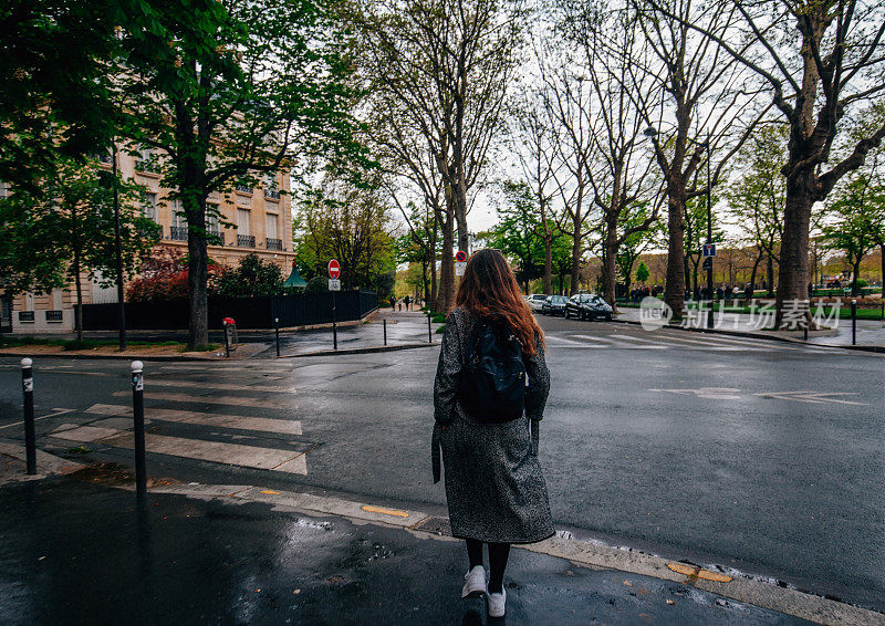 一个法国女孩走在巴黎的大街上
