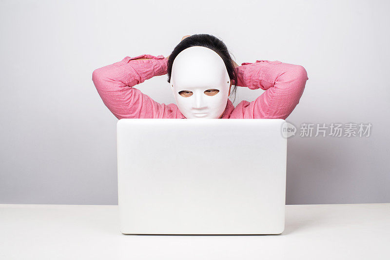戴着面具的女孩在电脑前