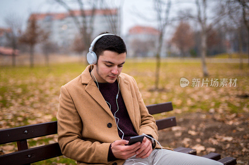 一个男人正在当地的公园里听他最喜欢的音乐