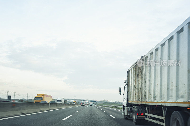 高速公路上的卡车