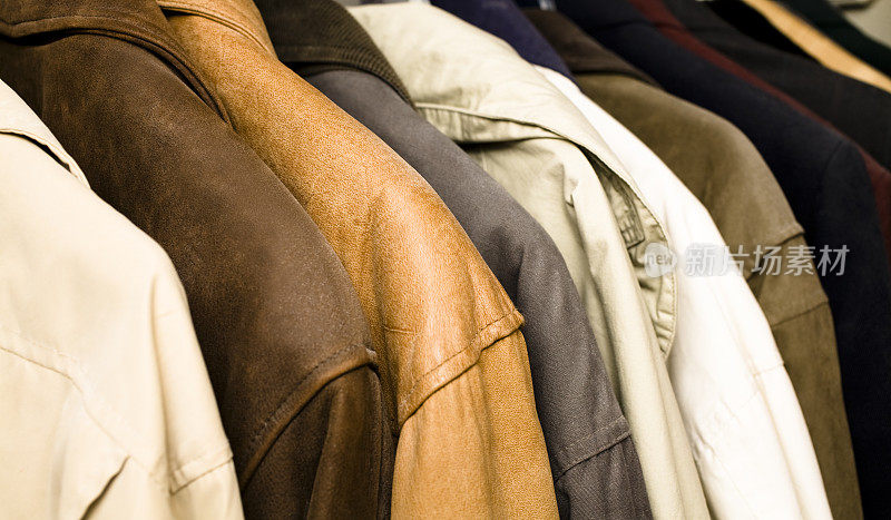 时尚:冬季大衣和夹克排成一排，挂在壁橱里。