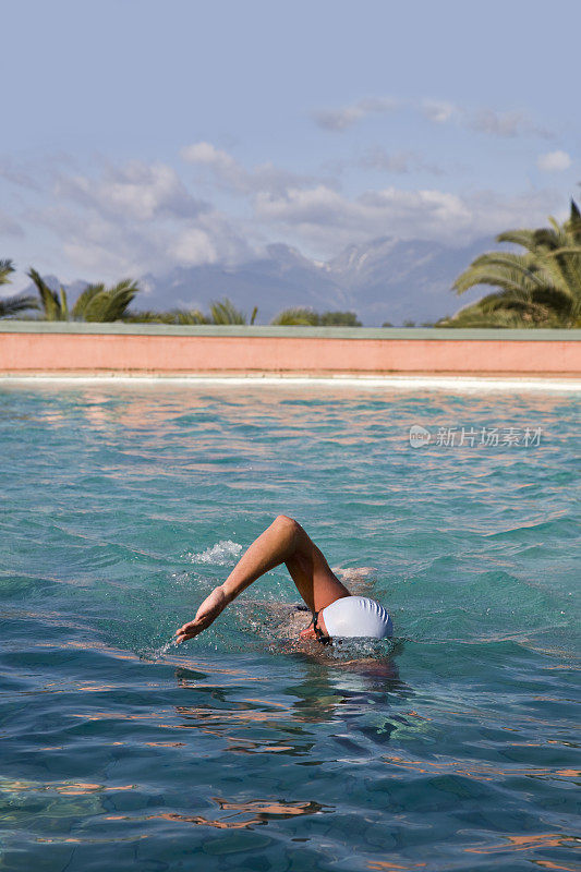 酒店游泳池游泳