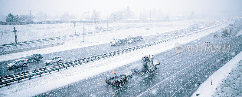 下雪天气下的公路交通