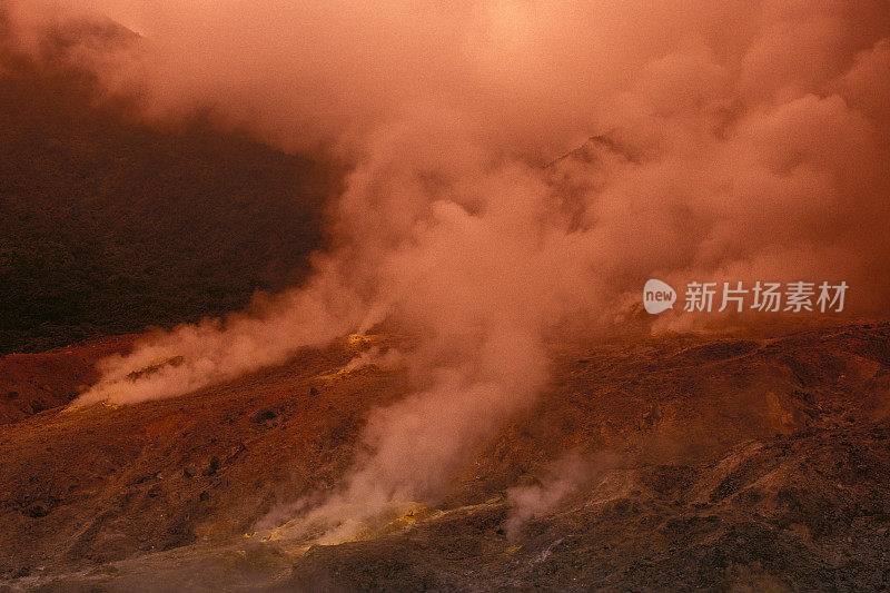 冒着蒸汽的山――活火山