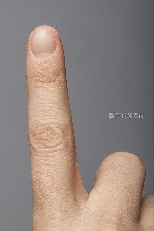 白种人的食指指尖指甲指关节