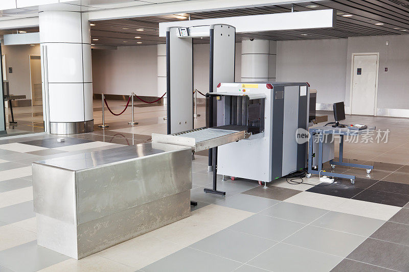 机场安检处的x光扫描仪和金属探测器