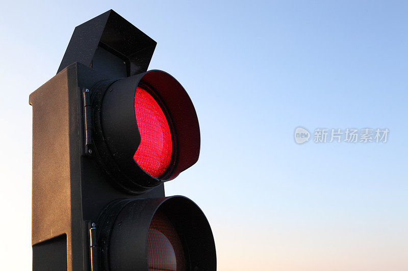 交通管制信号在蓝天下显示红色停止标志