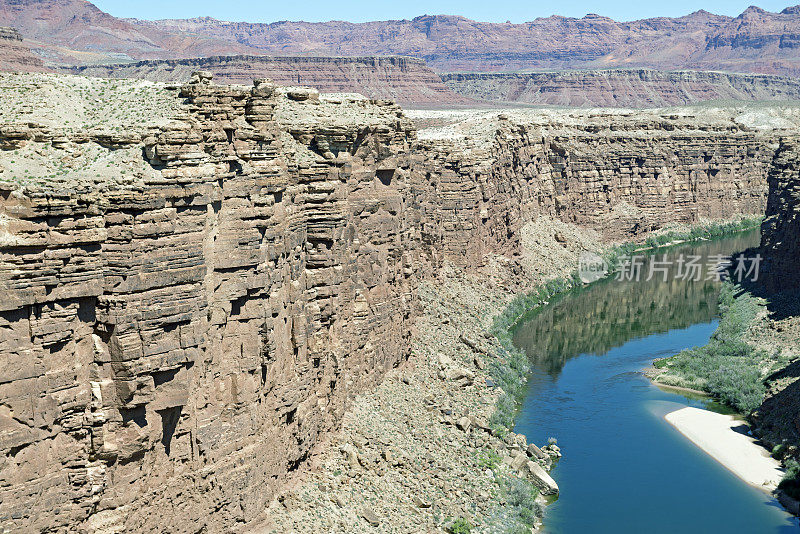 科罗拉多河流经亚利桑那州北部的峡谷