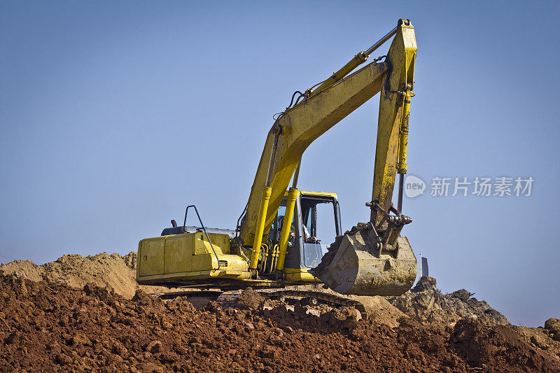 黄色挖掘机在施工现场挖掘