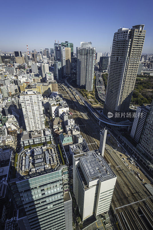 东京市中心摩天大楼的轨道拥挤的城市景观日本