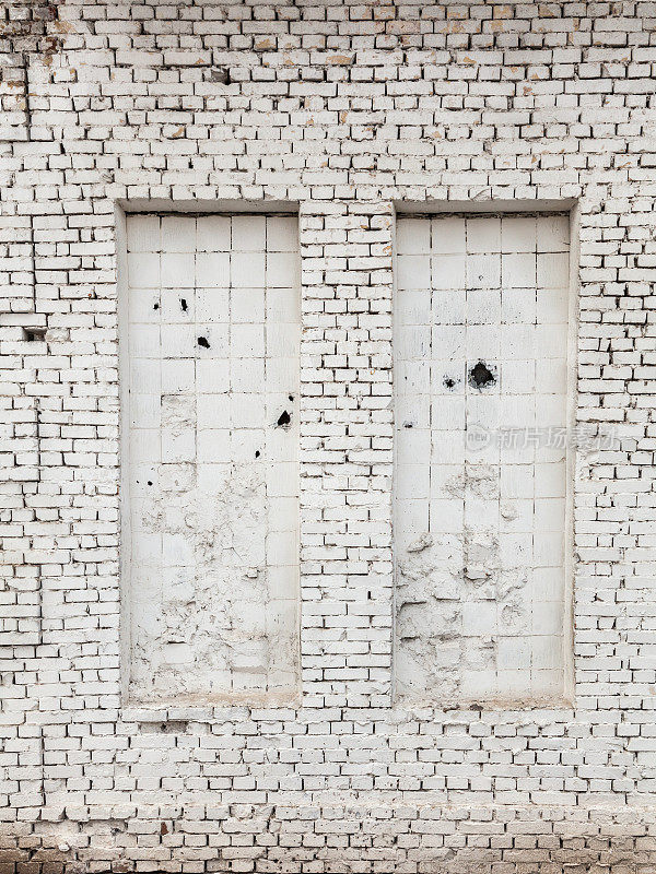 两扇砖砌的窗户