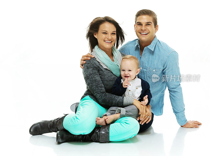 幸福的家庭和他们的孩子坐在地板上