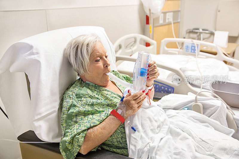 老妇人在医院呼吸以保持肺部清洁