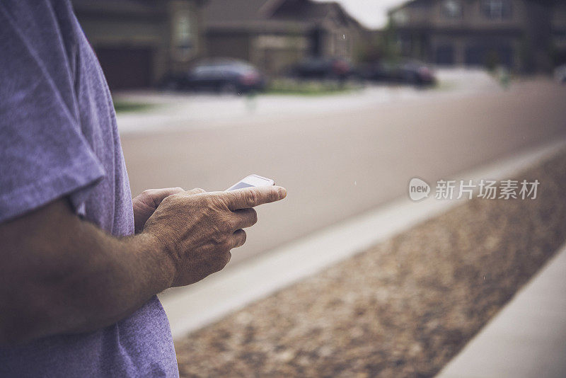 在居民区使用移动设备的成年男性