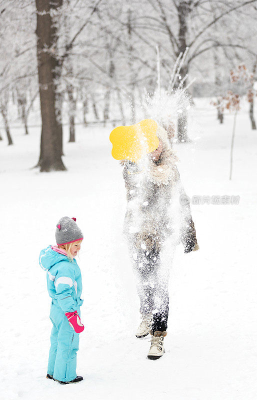 孙子和奶奶在雪地上