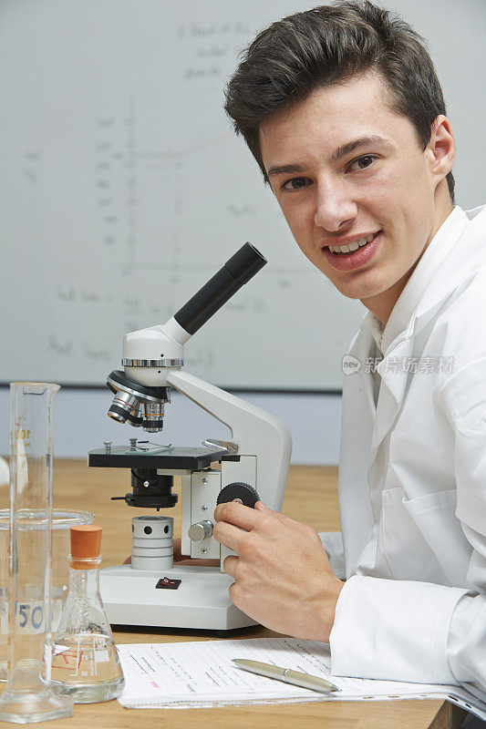 科学实验室用显微镜观察男性瞳孔