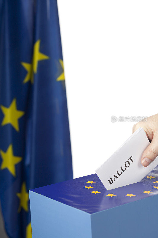 男性将选票插入欧盟投票箱