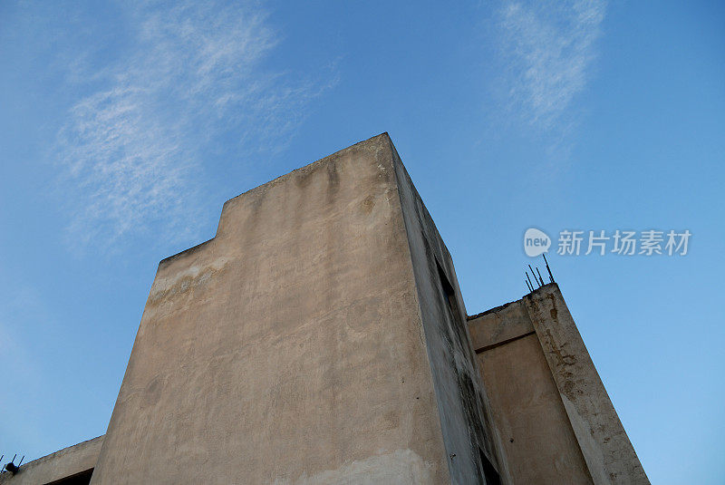 一个废弃建筑的墙对着动态的蓝天