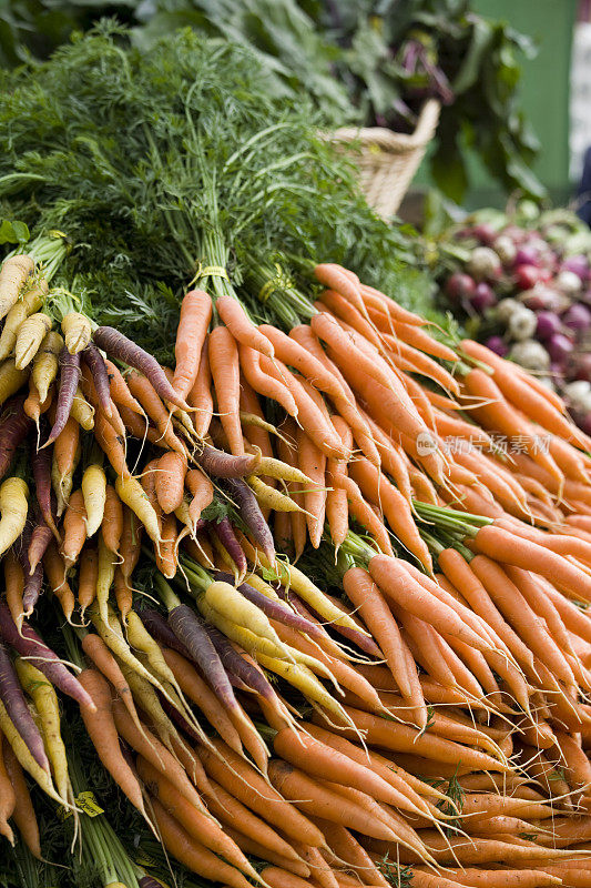 农贸市场新鲜的五颜六色的胡萝卜堆得很高