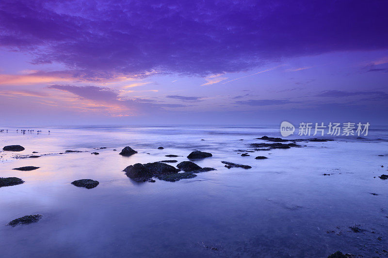 日落前的忧郁海景