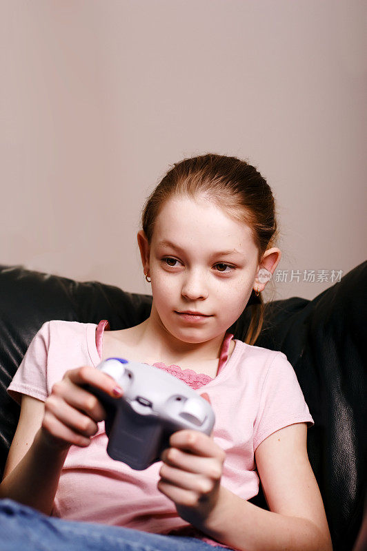 玩电子游戏的女孩