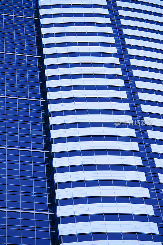 西雅图市中心办公大楼外观，钨蓝光效果