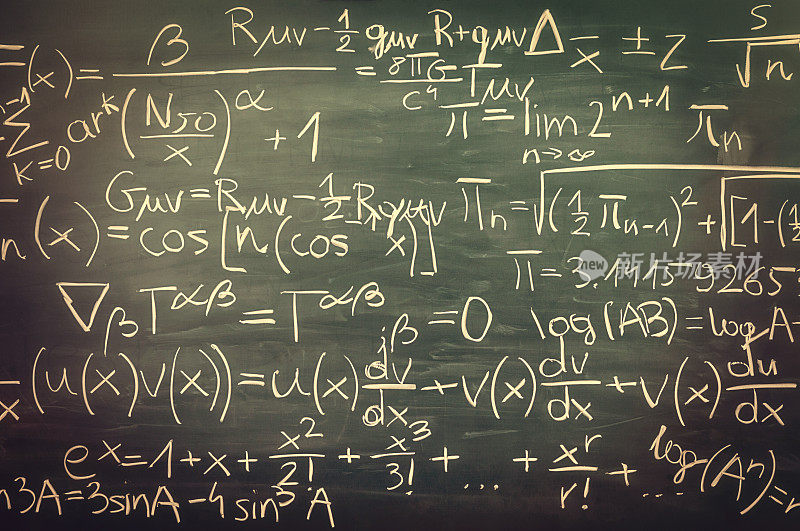 特写上手写混合数学公式，黑板，复古的样子