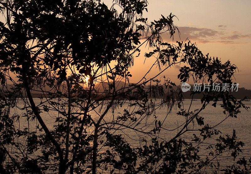 巴拿马运河上的日落