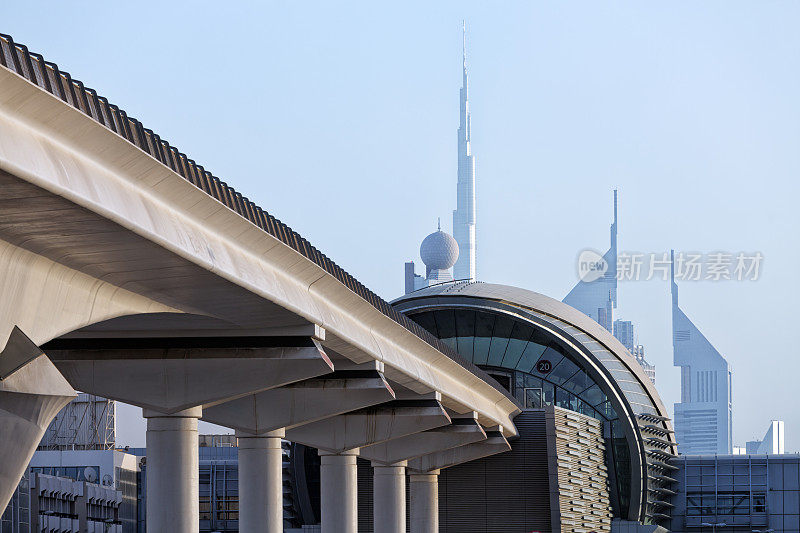 迪拜地铁站，高架轨道，摩天大楼，阿拉伯联合酋长国