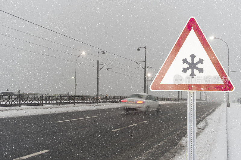 在雪开车