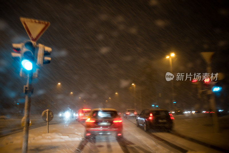 暴风雪袭击了城市十字路口的交通