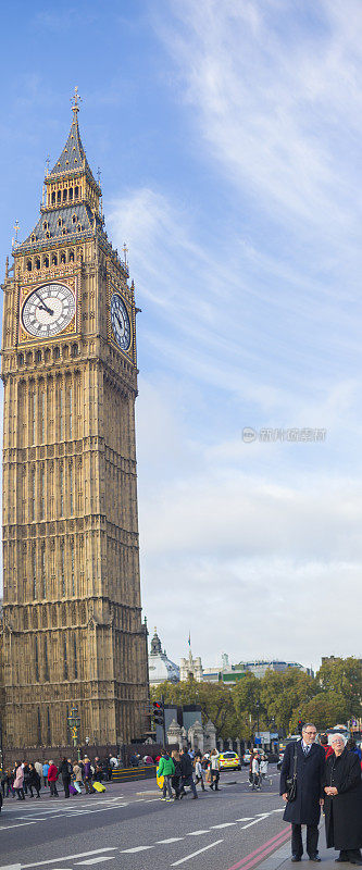 穿着考究的老年夫妇在伦敦大本钟旁观光