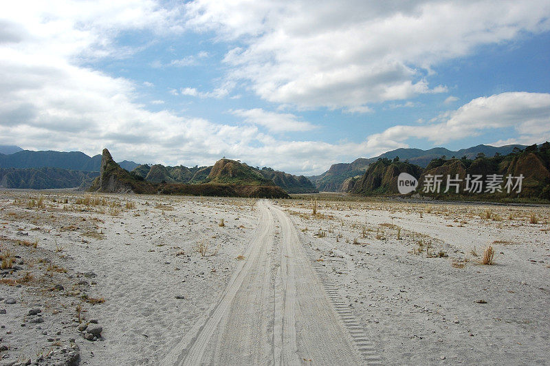 通往菲律宾皮纳图博火山的土路