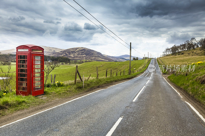 英国高速公路旁的乡村电话亭