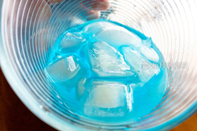 清凉蓝色运动饮料饮料