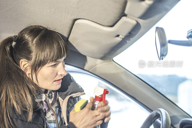 年轻的白人妇女在洗车