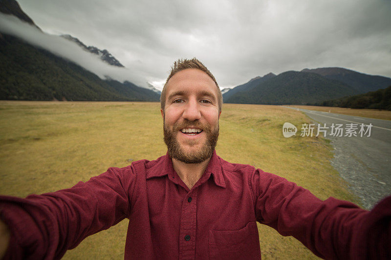 旅游的年轻人与山景自拍