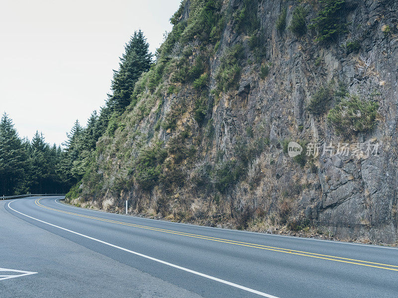 干净蜿蜒的道路穿过山海