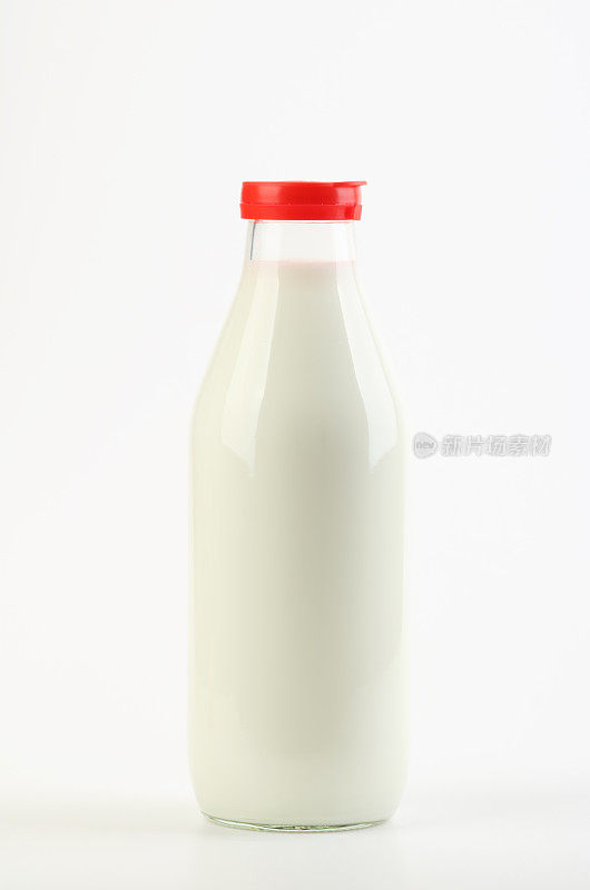 白色背景上孤立的牛奶瓶