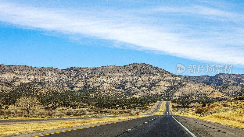 穿越沙漠的公路-新墨西哥州。