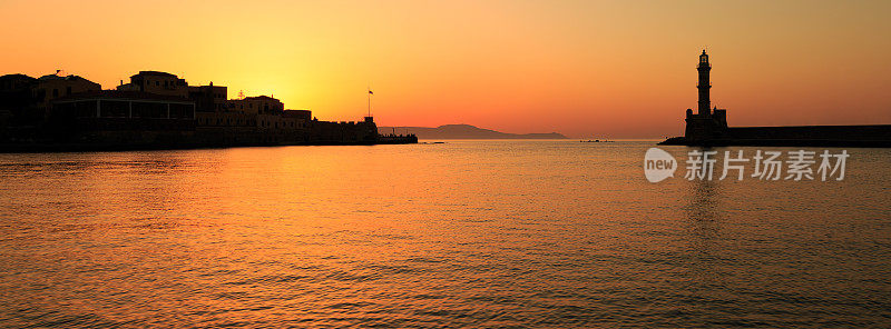 克里特岛查尼亚的灯塔和古老的威尼斯港口上的日落